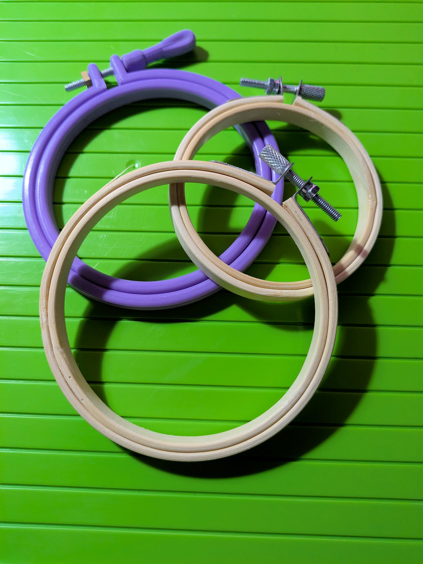 DESTASH - Embroidery hoop stand/seated. Includes hoops